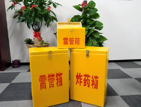 新县玻璃钢炸药箱与普通炸药箱有什么区别？